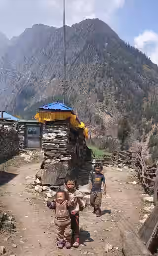 children at lhi village on the way to go Shyala from Namrung.jpg