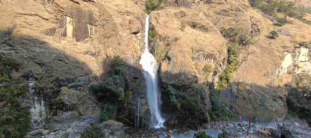 ChamchewaterfallonthewaytogoAnnapurnacircuittrek1.jpg ChamchewaterfallonthewaytogoAnnapurnacircuittrek1.jpg