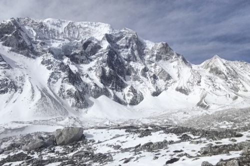 manalsu circuit trek vs tsum valley trek